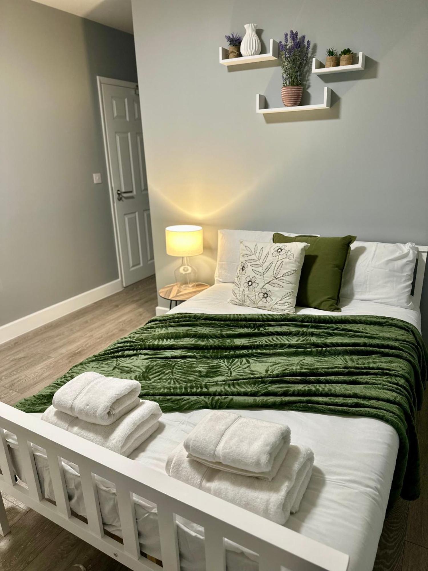 Cosy Ensuite Double Room, Near Heathrow Airport Northolt  Eksteriør billede